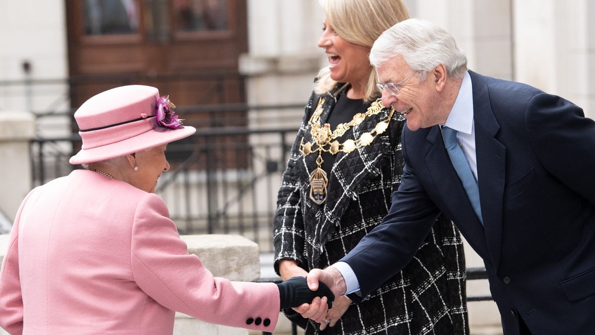 Pohřeb prince Philipa může slepit královskou rodinu, věří expremiér